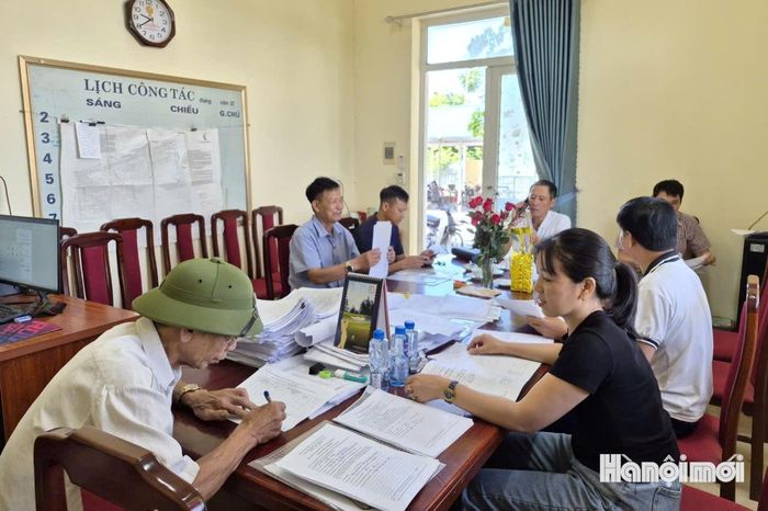 Tổ công tác thực hiện rà soát, xác minh thông tin liên quan các thửa đất theo kế hoạch. Ảnh: PV