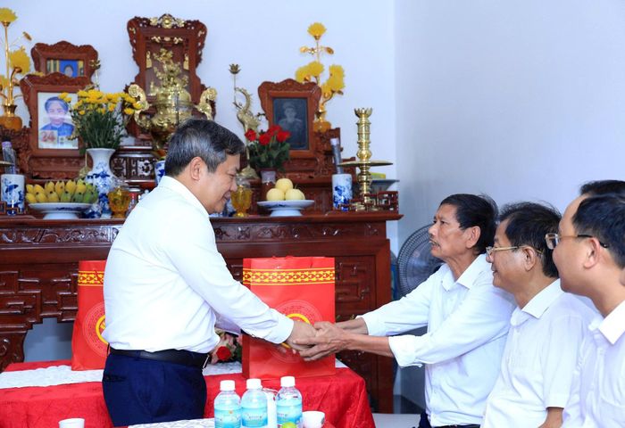 Chủ tịch UBND thành phố Hà Nội Vũ Đại Thắng cùng đoàn công tác của thành phố đã đến thăm, tặng quà ông Trần Quốc Tuấn. Ảnh: Viết Thành