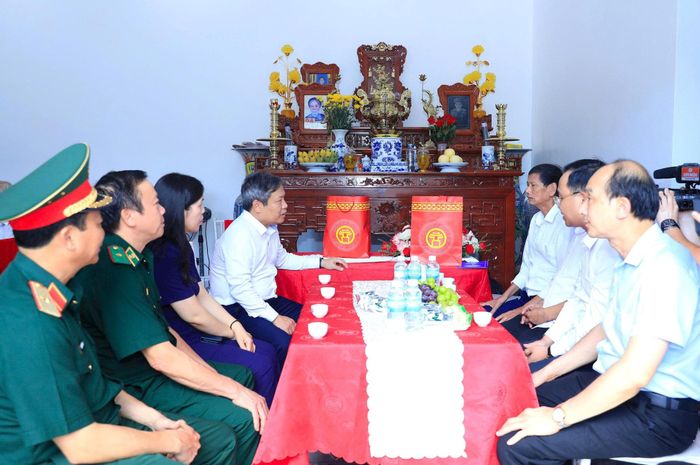 Chủ tịch UBND thành phố Hà Nội Vũ Đại Thắng cùng đoàn công tác của thành phố đã đến thăm, tặng quà ông Trần Quốc Tuấn. Ảnh: Viết Thành