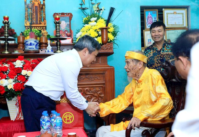 Chủ tịch UBND thành phố Hà Nội Vũ Đại Thắng cùng đoàn công tác của thành phố đã đến thăm, tặng quà ông Nguyễn Văn Lâm. Ảnh: Viết Thành