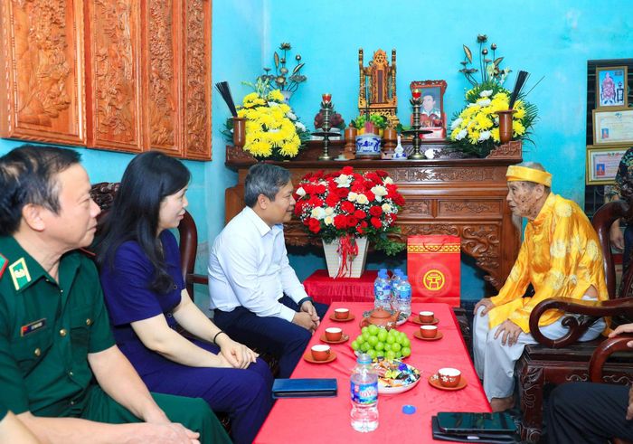 Chủ tịch UBND thành phố Hà Nội Vũ Đại Thắng cùng đoàn công tác của thành phố đã đến thăm, tặng quà ông Nguyễn Văn Lâm. Ảnh: Viết Thành