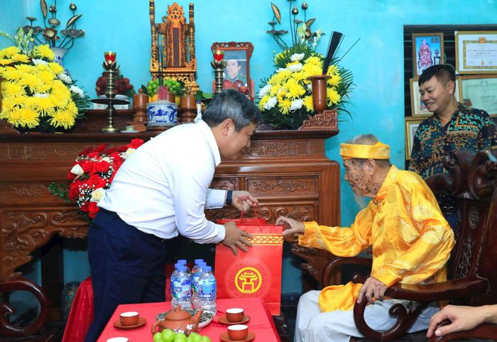 Chủ tịch UBND thành phố Hà Nội Vũ Đại Thắng cùng đoàn công tác của thành phố đã đến thăm, tặng quà ông Nguyễn Văn Lâm. Ảnh: Viết Thành