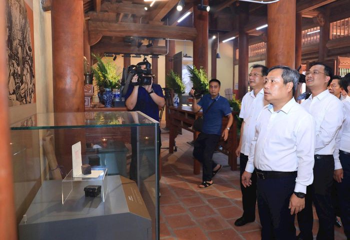 Chủ tịch UBND thành phố Hà Nội Vũ Đại Thắng cùng đoàn công tác thăm Khu lưu niệm Trưởng ban Thường trực Quốc hội Bùi Bằng Đoàn. Ảnh: Viết Thành
