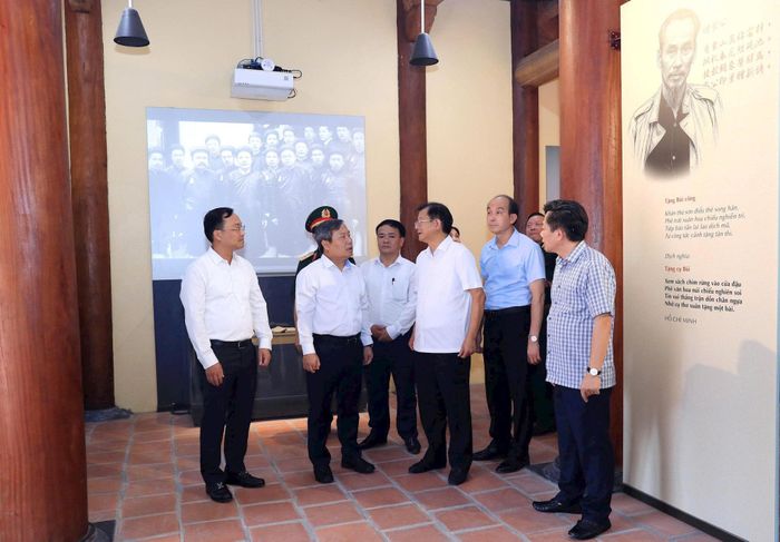 Chủ tịch UBND thành phố Hà Nội Vũ Đại Thắng cùng đoàn công tác thăm Khu lưu niệm Trưởng ban Thường trực Quốc hội Bùi Bằng Đoàn. Ảnh: Viết Thành