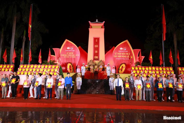 Các đồng chí lãnh đạo trao di ảnh được phục dựng tới các thân nhân liệt sĩ. Ảnh: Văn Tuyến.
