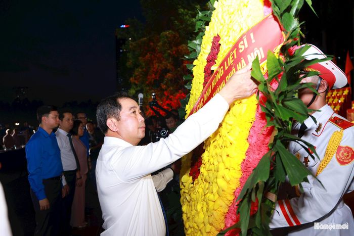 Ủy viên Bộ Chính trị, Bí thư Thành ủy, Trưởng đoàn đại biểu Quốc hội thành phố Hà Nội Trần Đức Thắng dâng hoa các Anh hùng liệt sĩ. Ảnh: Văn Tuyến.