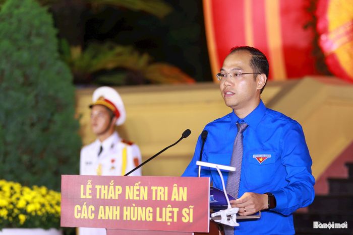 Ủy viên Ban Thường vụ Trung ương Đoàn, Thành ủy viên, Phó Chủ tịch Ủy ban MTTQ Việt Nam thành phố, Bí thư Thành đoàn Hà Nội Nguyễn Tiến Hưng phát biểu tại buổi lễ. Ảnh: Văn Tuyến.