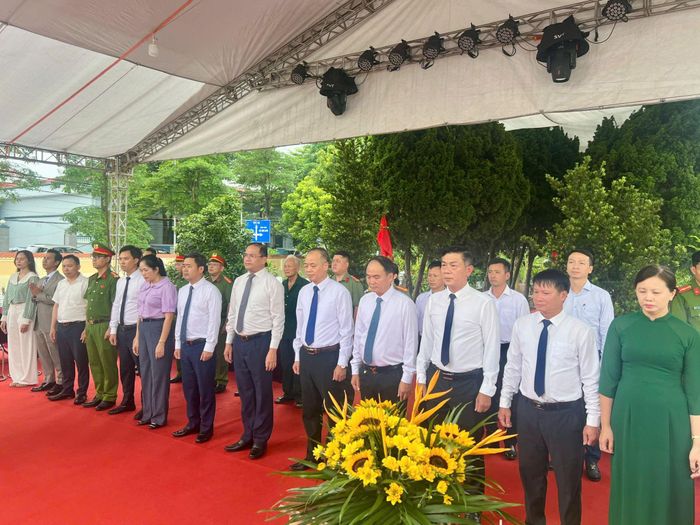 Các đại biểu dâng hương tưởng nhớ các Anh hùng Liệt sỹ hy sinh bảo vệ Tổ quốc nhân dịp kỷ niệm Ngày Thương binh Liệt sỹ 27-7