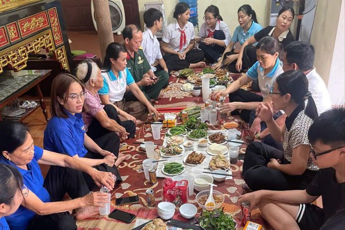 "Bữa cơm cùng Mẹ" ấm áp do Đoàn Thanh niên xã Phúc Lộc phối hợp tổ chức. Ảnh: Cơ sở