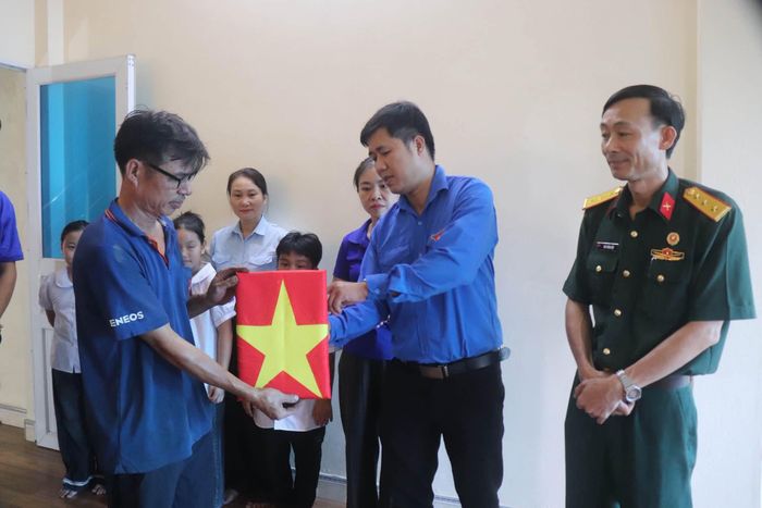 Đoàn Thanh niên xã Phượng Dực trao di ảnh phục dựng cho các gia đình chính sách trên địa bàn. Ảnh: Cơ sở