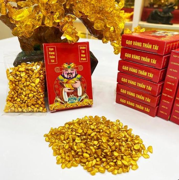 Gạo vàng Thần tài được xem là một vật phẩm mang ý nghĩa may mắn trong phong thủy.
