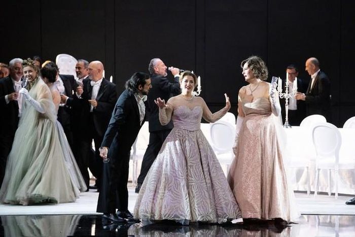 Nghệ sĩ soprano Maria Grazia Schiavo đảm nhận vai nữ chính Violetta Valéry.