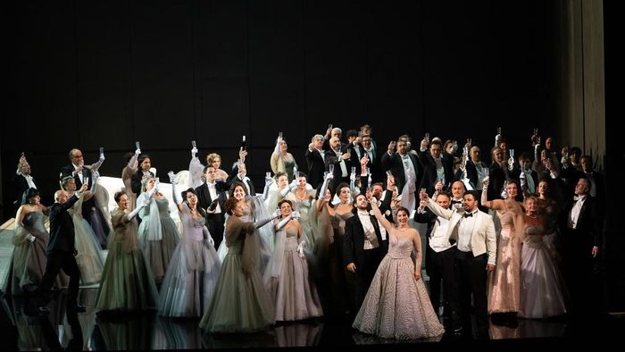 Các nghệ sĩ của Nhà hát Giuseppe Verdi di Trieste là nhà hát đầu tiên trên thế giới mang nhà soạn nhạc Giuseppe Verdi thể hiện trên sân khấu Nhà hát Hồ Gươm. Ảnh: NHHG