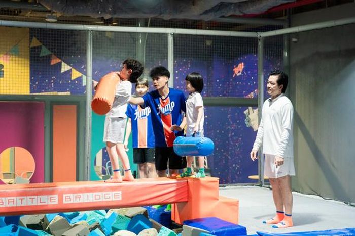 Tuấn Hưng quan sát con trai chơi game.