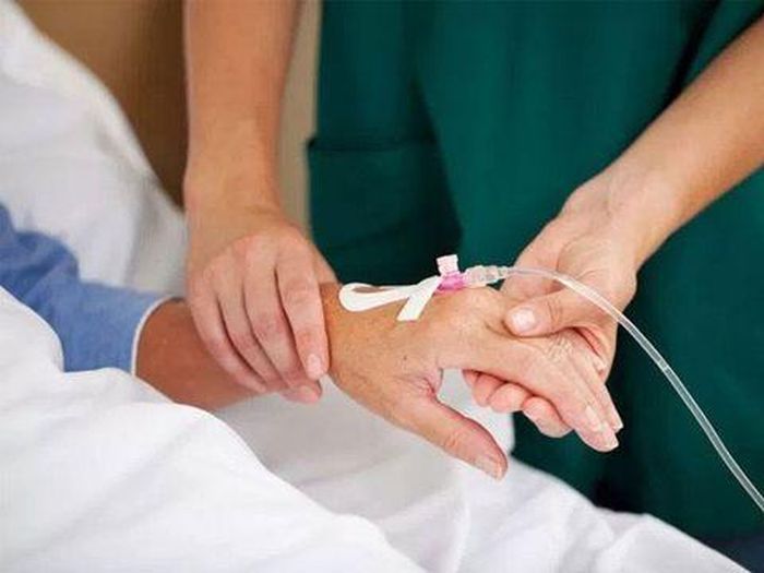 Theo Luật Bảo hiểm xã hội 2024, người lao động tham gia BHXH bắt buộc mắc bệnh thuộc danh mục bệnh dài ngày sẽ được hưởng chế độ ốm đau dài ngày. Ảnh minh họa: TL