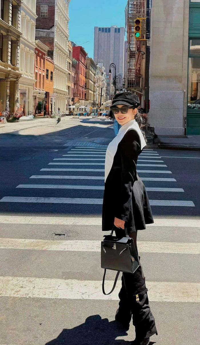 Bà mẹ hai con chọn đôi Givenchy Shark Lock Stiletto Over-the-Knee Boots với chi tiết khóa mạ vàng đặc trưng. Thiết kế có giá bán hơn 60 triệu đồng trên website nhãn hàng.