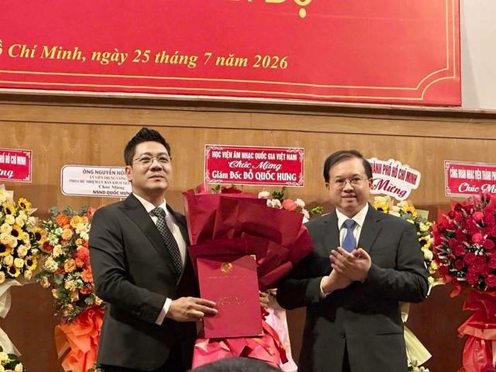 PGS.TS Tạ Quang Đông - Thứ trưởng Bộ Văn hóa, Thể thao và Du lịch - trao quyết định cho TS.NSND Đỗ Quốc Hưng.