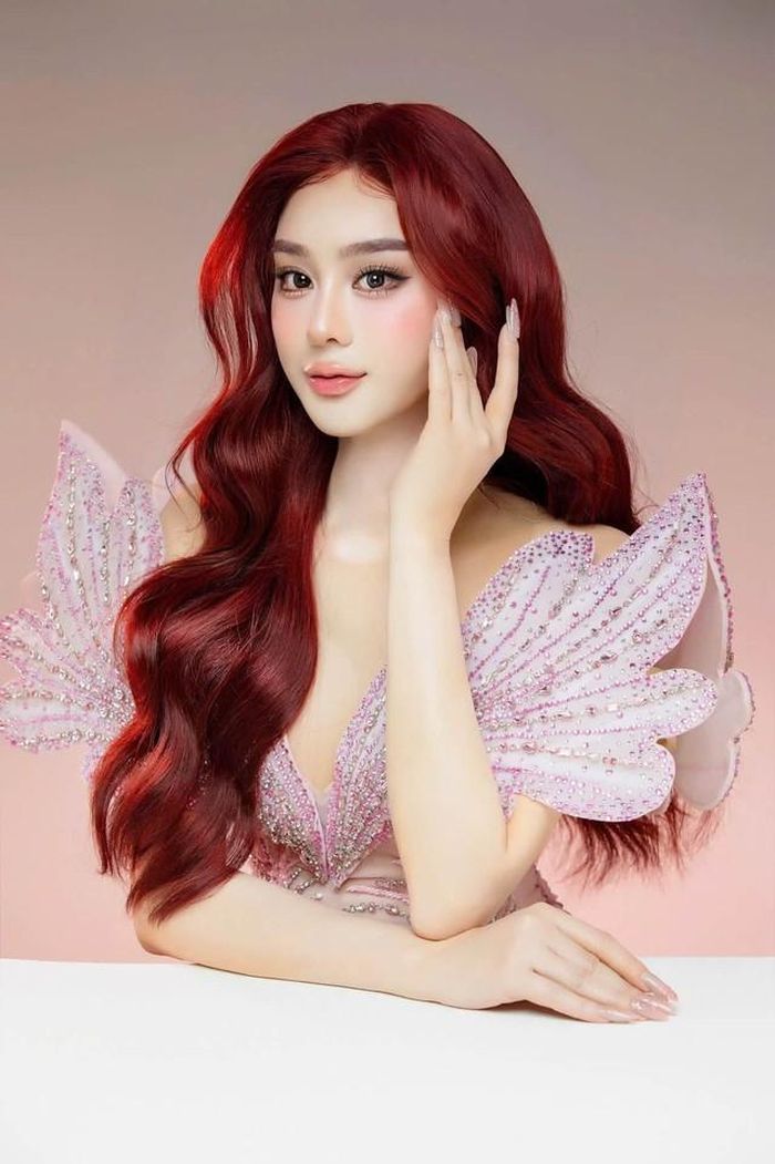 Lâm Khánh Chi tiếp tục trở thành tâm điểm trên mạng xã hội khi đăng tải bộ ảnh mới đầy quyến rũ. Loạt khoảnh khắc nhanh chóng thu hút sự quan tâm của đông đảo khán giả bởi nhan sắc trẻ trung cùng phong cách ngày càng táo bạo của Lâm Khánh Chi.