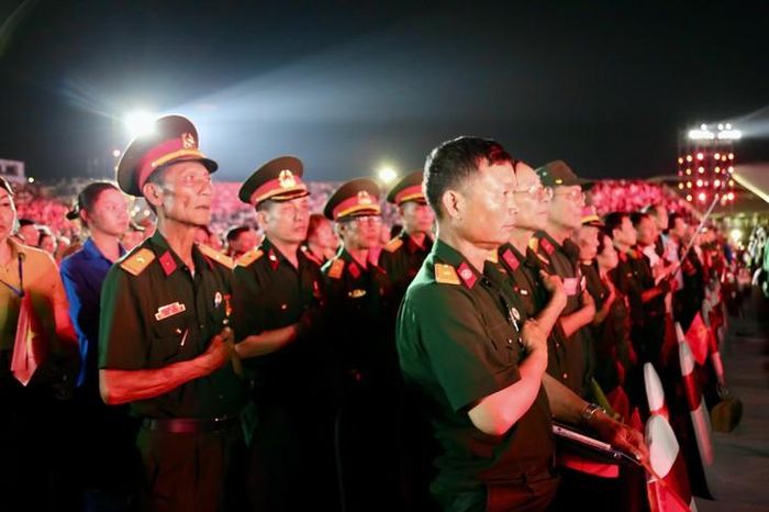 Các cựu chiến binh cùng đông đảo nhân dân xúc động theo dõi các tiết mục nghệ thuật tại Chương trình "Mãi mãi tuổi 20". Ảnh: Sở VHTTDL Quảng Ninh