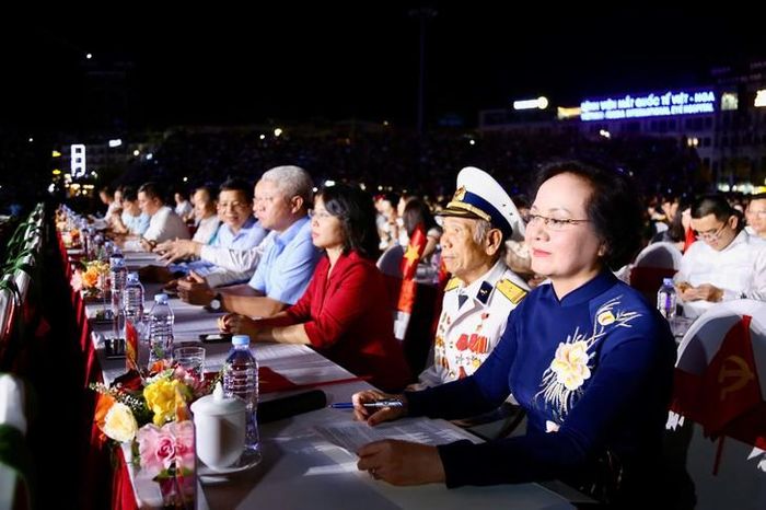 Phó Thủ tướng Phạm Thị Thanh Trà cùng các đại biểu tham dự Chương trình nghệ thuật đặc biệt "Mãi mãi tuổi 20". Ảnh: Sở VHTTDL Quảng Ninh
