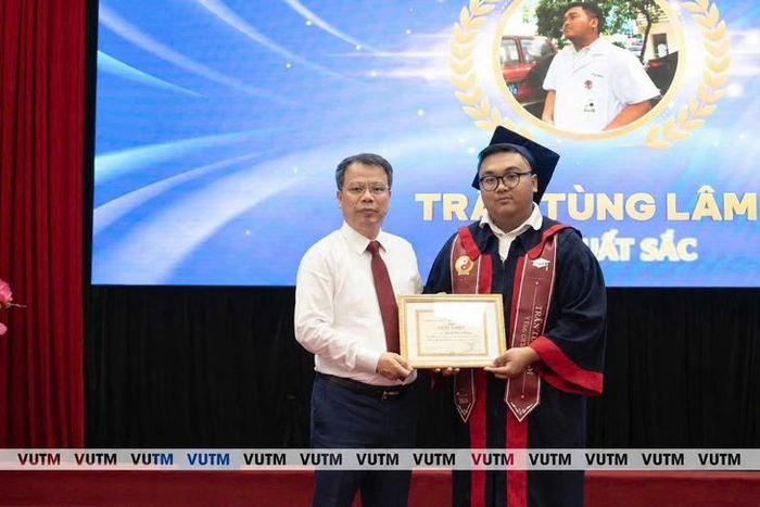 PGS.TS Nguyễn Quốc Huy trao bằng tốt nghiệp.