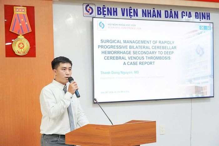Nghiên cứu viên trẻ báo cáo khoa học bằng tiếng Anh. Ảnh: BVCC.