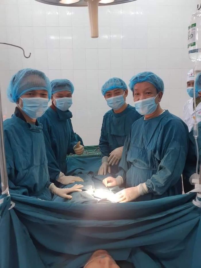 BSCK1 Lê Văn Danh (thứ 3 từ trái qua) tham gia kíp phẫu thuật thực hiện thành công ca phẫu thuật cấp cứu người bệnh viêm ruột thừa tại đảo Cồn Cỏ - Ảnh nhân vật cung cấp.