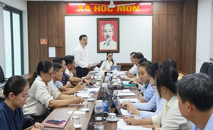 PGS.TS.BS. Nguyễn Trọng Hào – Giám đốc bệnh viện làm việc với UBND xã Hóc Môn và Trạm Y tế về triển khai chiến dịch Khám sức khỏe toàn dân trên địa bàn xã. Ảnh: BVCC.
