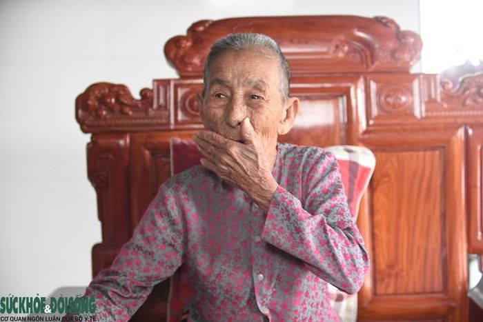 Mẹ Liền xúc động khi nhắc về người chồng và con liệt sĩ. Ảnh: Trần Hùng