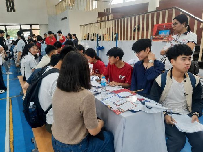 Thí sinh tham gia ngày tư vấn tuyển sinh tại Trường Đại học Y Hà Nội. Ảnh: HB