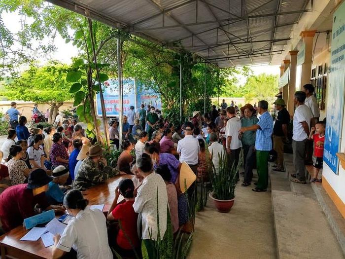 Đông đảo người dân tham gia chương trình khám sàng lọc bệnh hô hấp miễn phí do Bệnh viện Phổi Nghệ An tổ chức tại địa phương. ẢNH: B.V
