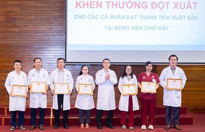 Các bác sĩ, điều dưỡng tham gia công tác cấp cứu và điều trị các nạn nhân vụ lật ca nô ở Phú Quốc được lãnh đạo Bệnh viện Chợ Rẫy khen thưởng kịp thời. Ảnh: BVCC