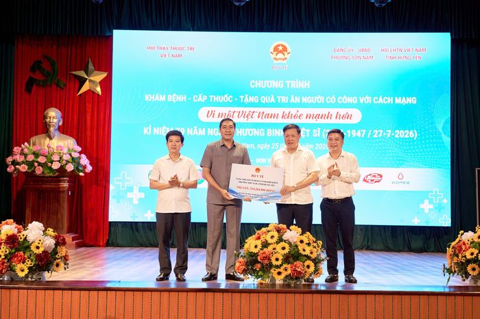 Thứ trưởng Đỗ Xuân Tuyên tặng quà của Bộ Y tế đến trẻ em có hoàn cảnh khó khăn phường Nam Sơn, tỉnh Hưng Yên. Ảnh: Hội Thầy thuốc trẻ Việt Nam