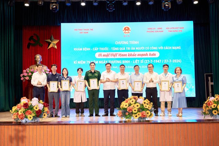 Thứ trưởng Đỗ Xuân Tuyên và Ban tổ chức cùng các đơn vị đồng hành Ảnh: Hội Thầy thuốc trẻ Việt Nam
