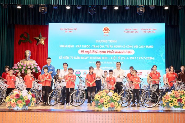 Đại diện các đơn vị tham dự chương trình tặng xe đạp cho học sinh có hoàn cảnh khó khăn học giỏi. Ảnh: Hội Thầy thuốc trẻ Việt Nam