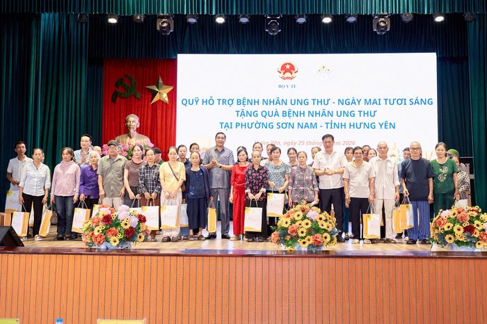 Thứ trưởng Đỗ Xuân Tuyên cùng các đại biểu tặng quà các bệnh nhân tại chương trình. Ảnh: Hội Thầy thuốc trẻ Việt Nam