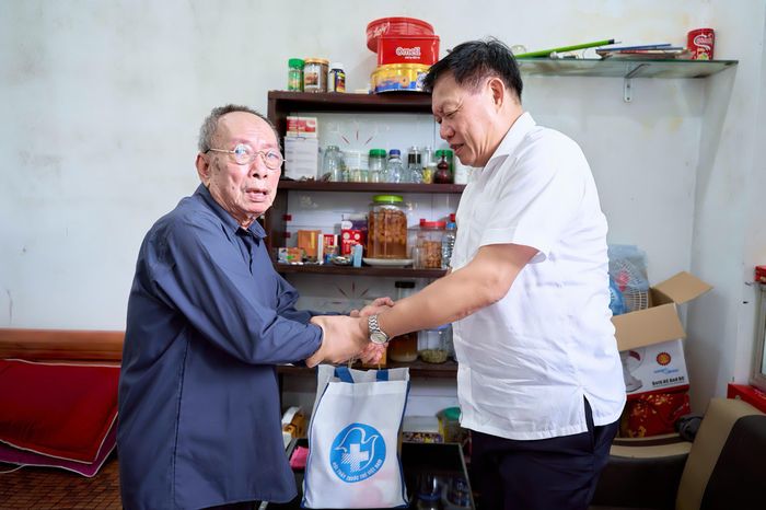 Thứ trưởng Đỗ Xuân Tuyên cùng đoàn công tác đã đến thăm, động viên và tặng quà thương binh Nguyễn Hồng Hải tại gia đình. Ảnh: Hội Thầy thuốc trẻ Việt Nam