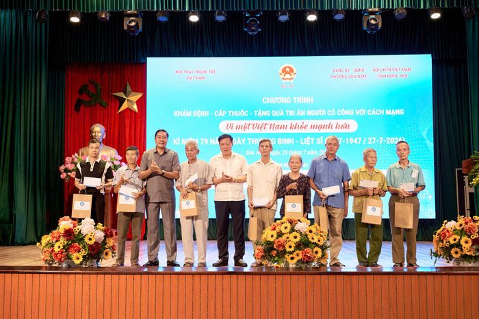 Thứ trưởng Đỗ Xuân Tuyên và đại diện tỉnh Hưng Yên tặng quà các gia đình chính sách, người có công Ảnh: Hội Thầy thuốc trẻ Việt Nam