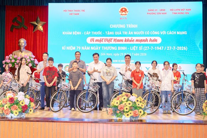 Thứ trưởng Đỗ Xuân Tuyên, lãnh đạo Quỹ Bảo trợ trẻ em Việt Nam và các đơn vị liên quan tặng quà học sinh có hoàn cảnh khó khăn, học giỏi. Ảnh: Hội Thầy thuốc trẻ Việt Nam