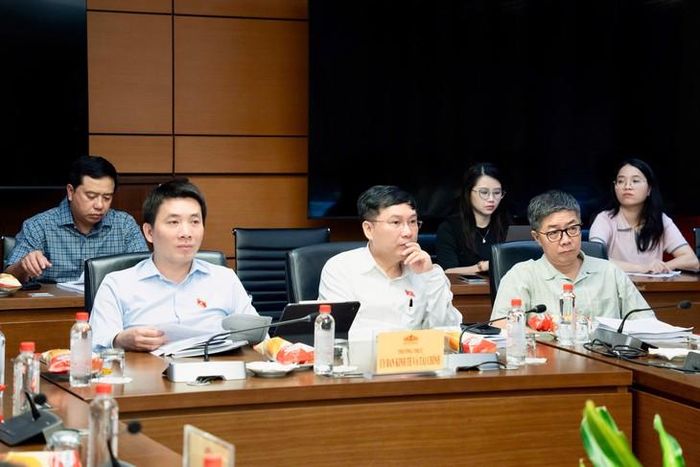 Các đại biểu tham dự phiên họp.