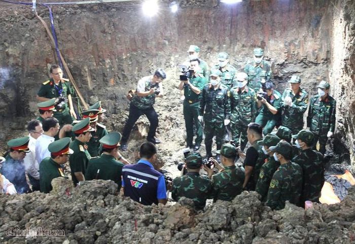 Đại tướng Phan Văn Giang và đoàn công tác nghe báo cáo tiến độ công tác tìm kiếm, quy tập hài cốt liệt sĩ. Ảnh: VPG/ Đình Hải