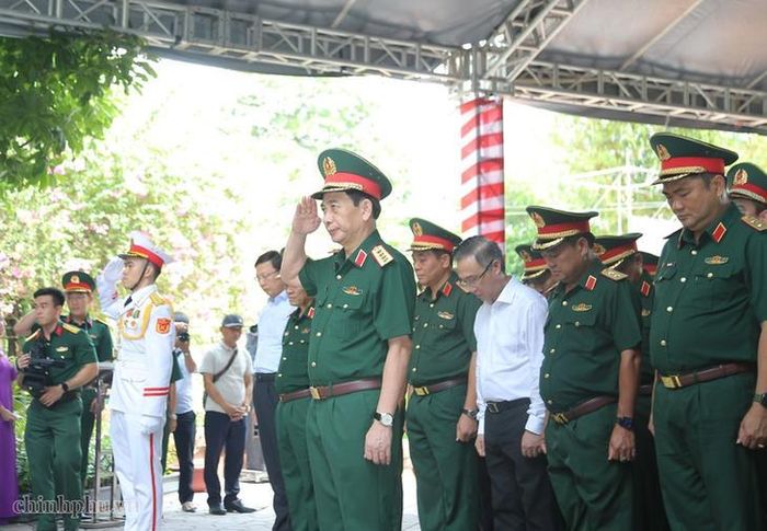 Đoàn công tác thành kính tưởng niệm, bày tỏ lòng biết ơn sâu sắc đối với những người con ưu tú của dân tộc đã anh dũng chiến đấu, hy sinh vì sự nghiệp giải phóng dân tộc, thống nhất đất nước. Ảnh: VPG/Đình Hải