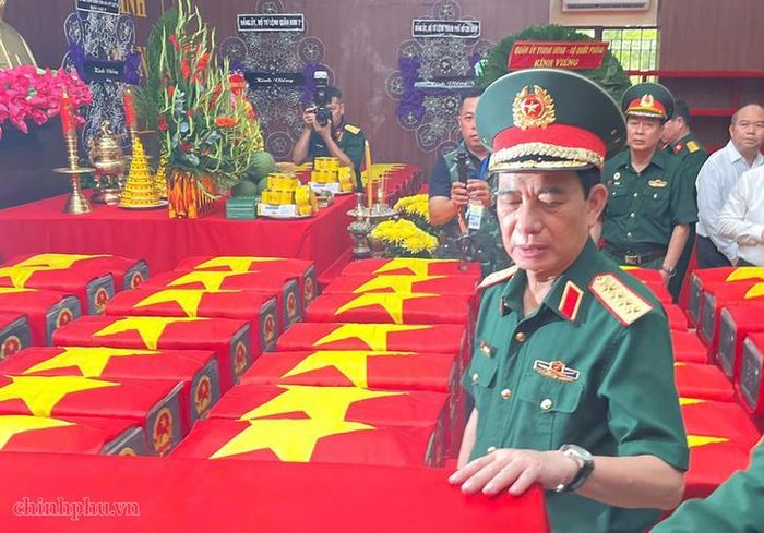 Đại tướng Phan Văn Giang dâng hương tưởng niệm các Anh hùng liệt sĩ tại nơi đặt hài cốt liệt sĩ, công viên Lê Thị Riêng. Ảnh: VPG/ Đình Hải
