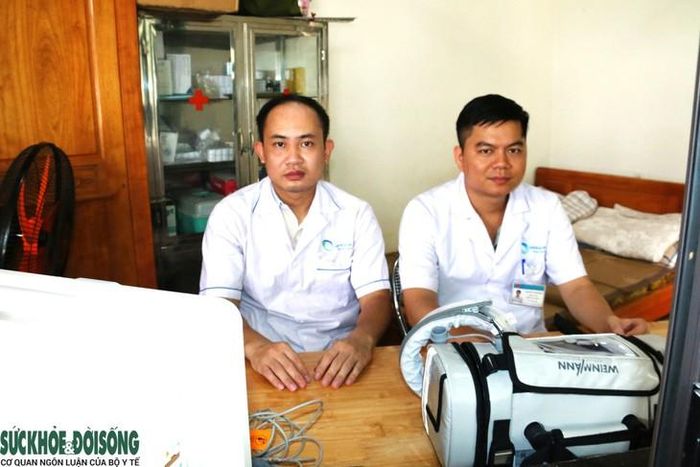 Bác sĩ Chải (bên phải) cùng điều dưỡng trong một ca trực. Ảnh: Tiến Sinh