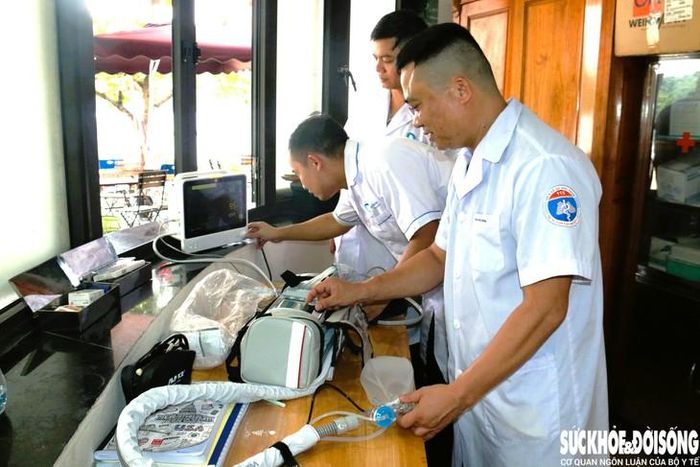 BS. Đặng Tiến Dũng (ngoài cùng) - Trung tâm Vận chuyển cấp cứu 115 cùng kíp trực cấp cứu tại đảo Ti Tốp đang kiểm tra lại các thiết bị cấp cứu. Ảnh: Tiến Sinh