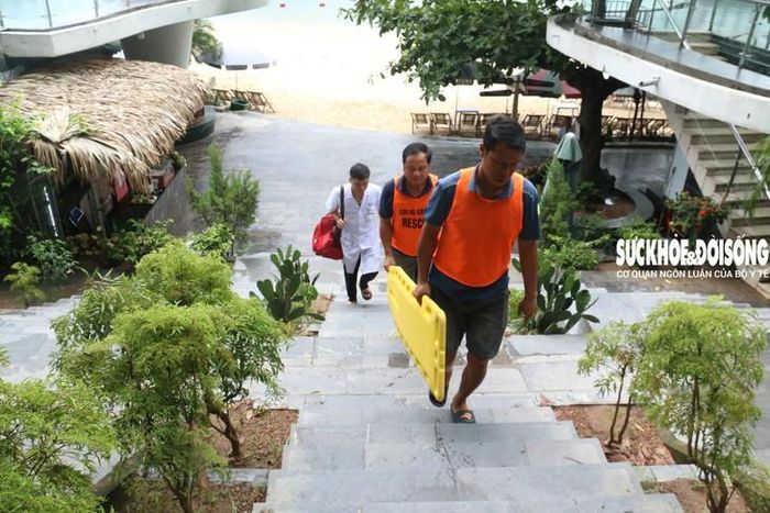 Phía sau mỗi tình huống cấp cứu là sự phối hợp giữa nhiều lực lượng, góp phần bảo đảm an toàn cho du khách. Ảnh: Tiến Sinh