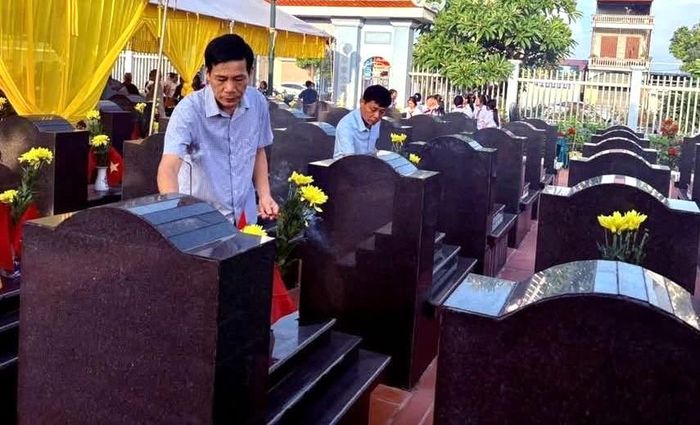 Lãnh đạo xã Vĩnh Lại thắp hương tại các nghĩa trang liệt sĩ trên địa bàn có phần mộ liệt sĩ vô danh. Ảnh: Xuân Minh.