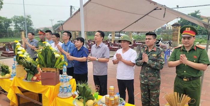 Lãnh đạo xã Hồng Châu dâng hương tại nghĩa trang liệt sĩ trước khi thực hiện lấy mẫu ADN cho những phần mộ vô danh. Ảnh: HC.