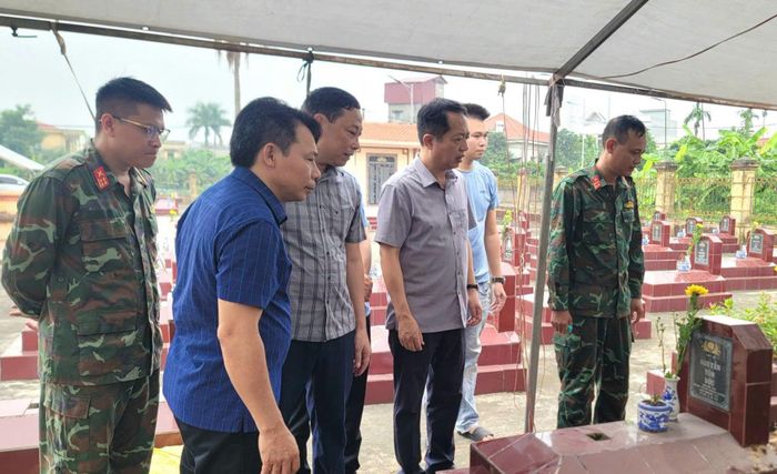 Việc lấy mẫu ADN ở các phần mộ liệt sĩ vô danh được diễn ra đúng quy định, khoa học, thận trọng. Ảnh: HC.