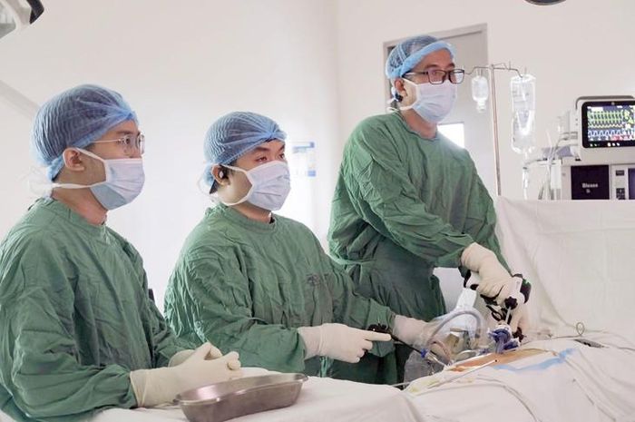 Lấy thận qua nội soi của người hiến thận là vợ bệnh nhân. Ảnh: BVCC.